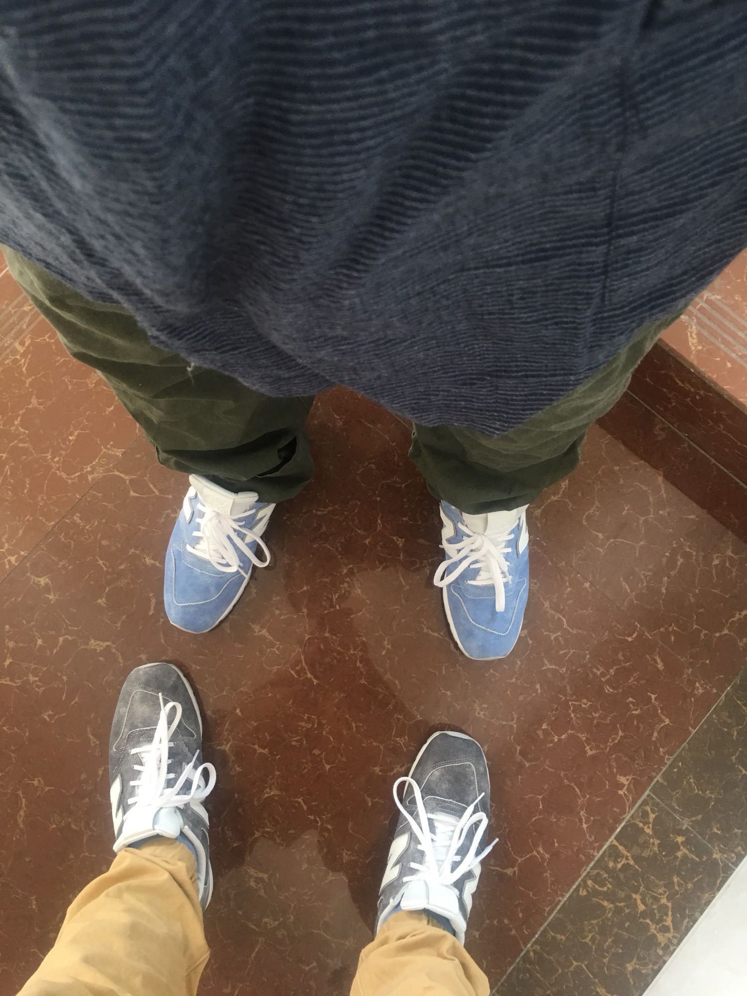 鞋子很好看。穿着很舒服。不过有色差。