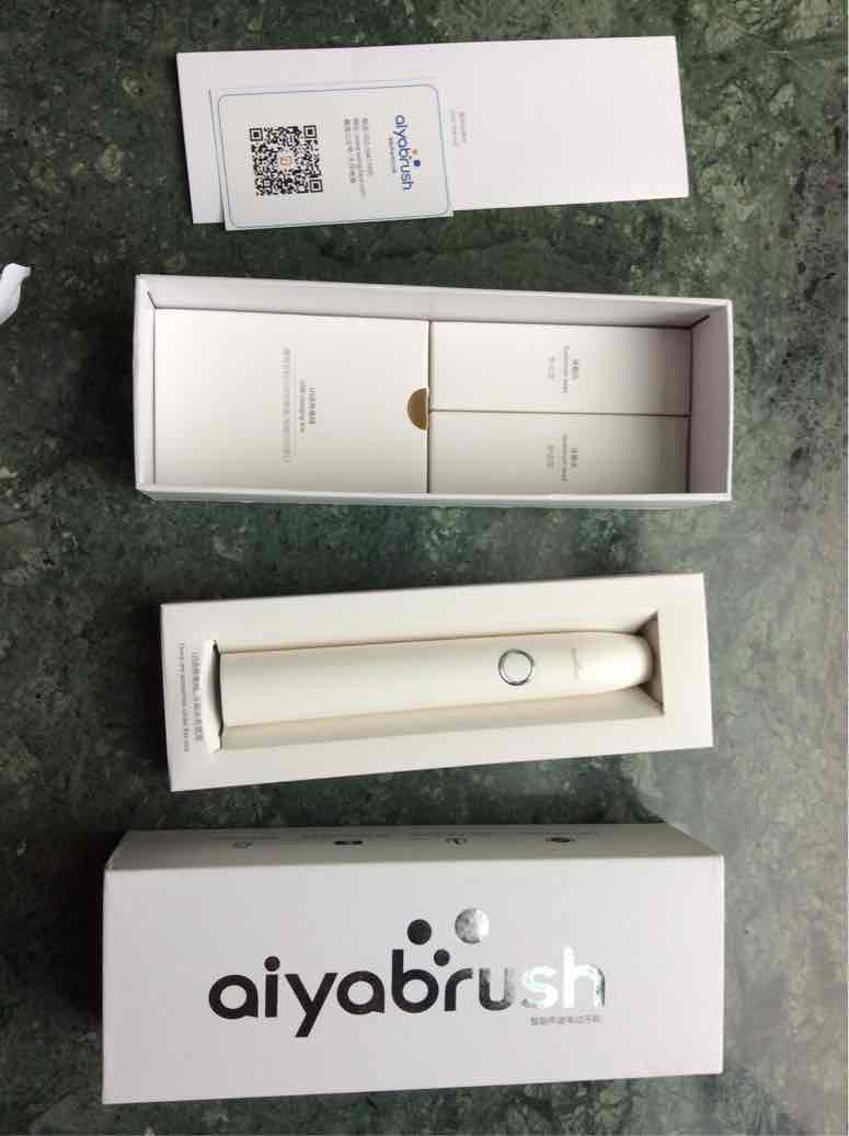第一次用aiyabrush牌的电动牙刷,与国产同类商品比较,做工好连包装都很仔细,类似手机包装,按键很?敏,震动力度中等强度,初用者完全能接受得了,本人觉得轻了点,2分钟刷牙时间还觉得短了点,不过价格摆在这,价廉物美值得购买