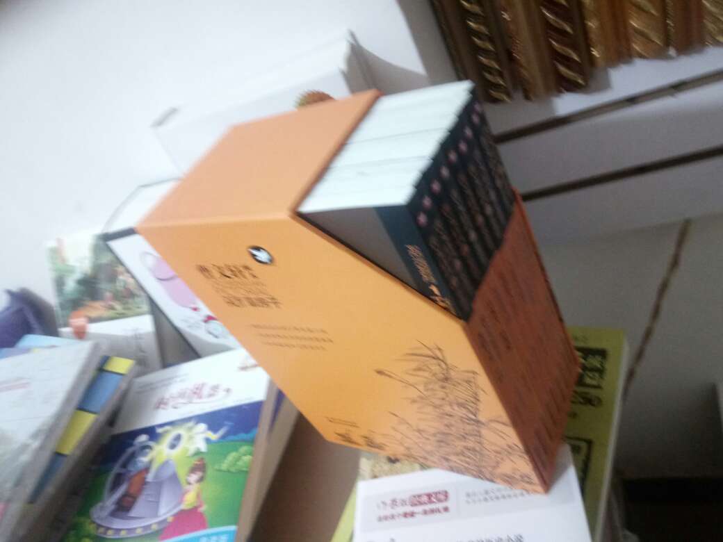 应该适合四年级,我儿子是五年级的,他说很好看,图多,内容丰富多彩,我映象最深刻的是《天空的花环》中的野鸡,在第82页,我拍了图。这个书架也挺好看。