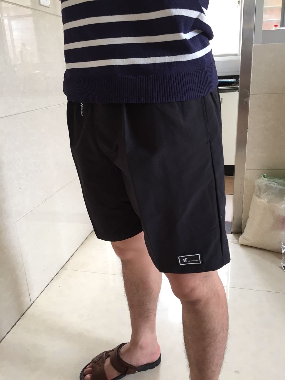 面料光滑,穿着很舒服,物流确实给力.快。175cm 138斤,买2XL比较宽松,本人喜欢宽松,仅供参考哈。