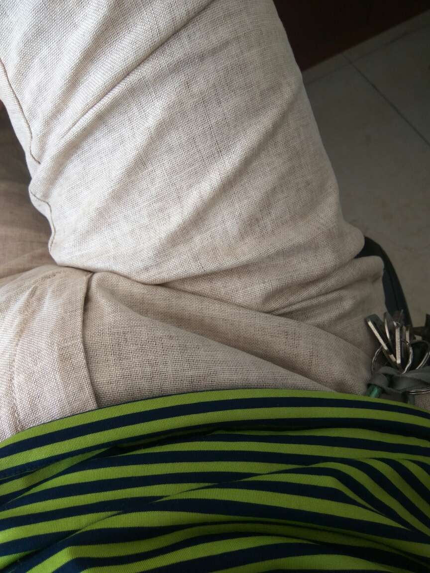 挺耐脏,其他没感觉,不过比起卡其色的,也没窄多少