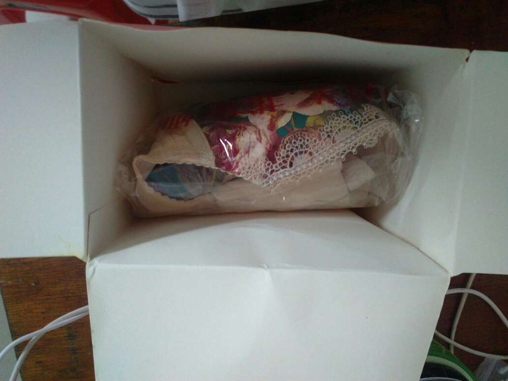 跟图片一样,个人感觉罩杯厚了点,不过看着挺不错的。还没穿。希望上身效果不错