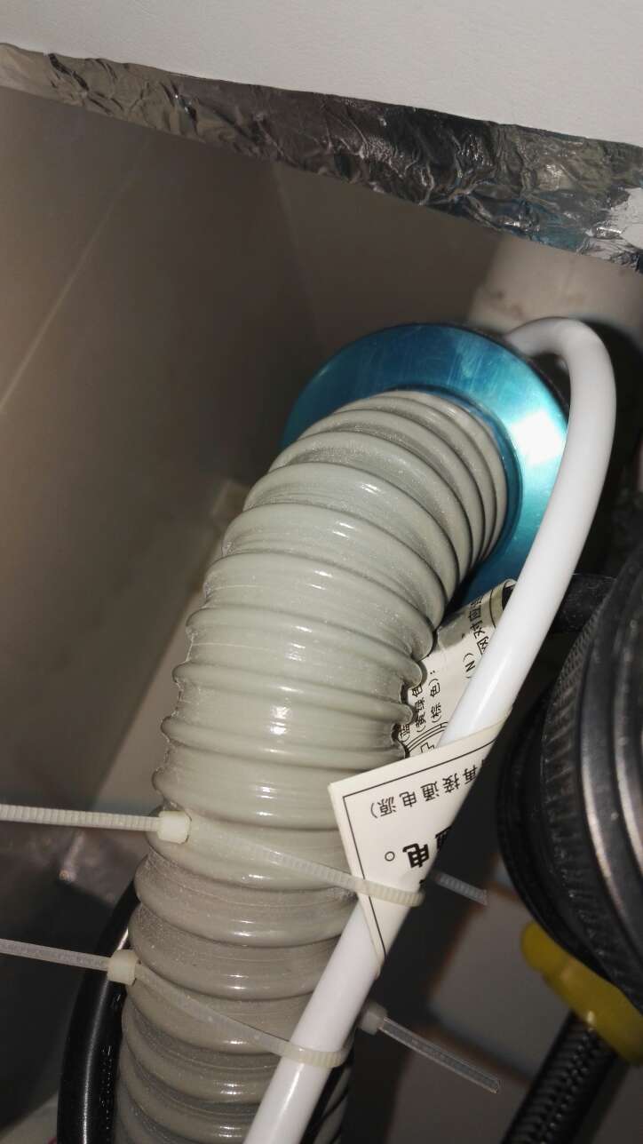 周三付款,周五到货,周六安装,一切顺利。一体机看起来整齐划一,安装师傅说噪音比其他品牌的小,而且这个还是600的,一般都是400的。水质由370降到了14,很安心。