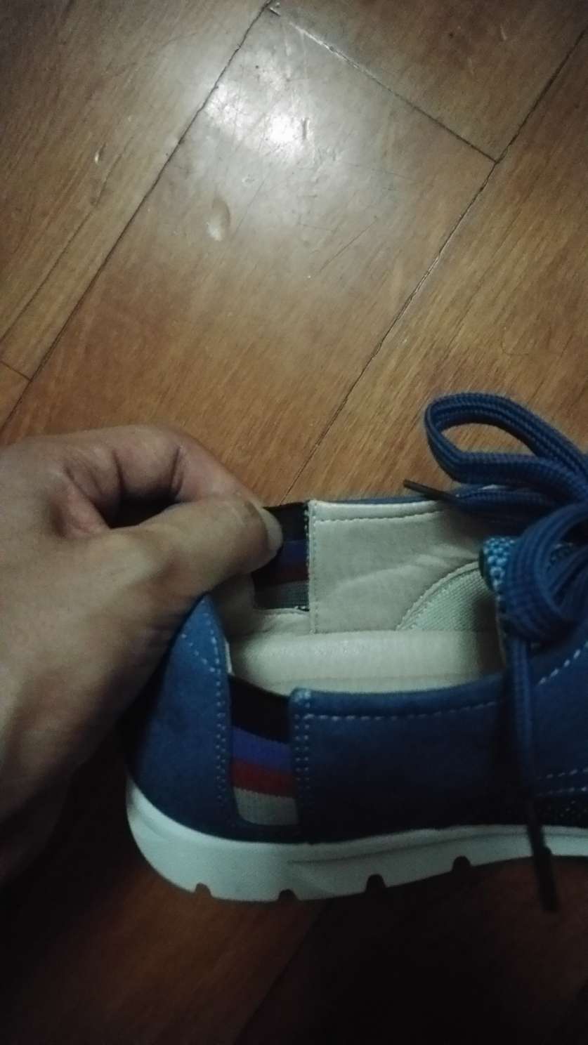 设计不合理,边上的角会磨到脚裸,走路走多了会把皮磨破掉。只有穿很厚的袜子才能减少不适感!外观还行