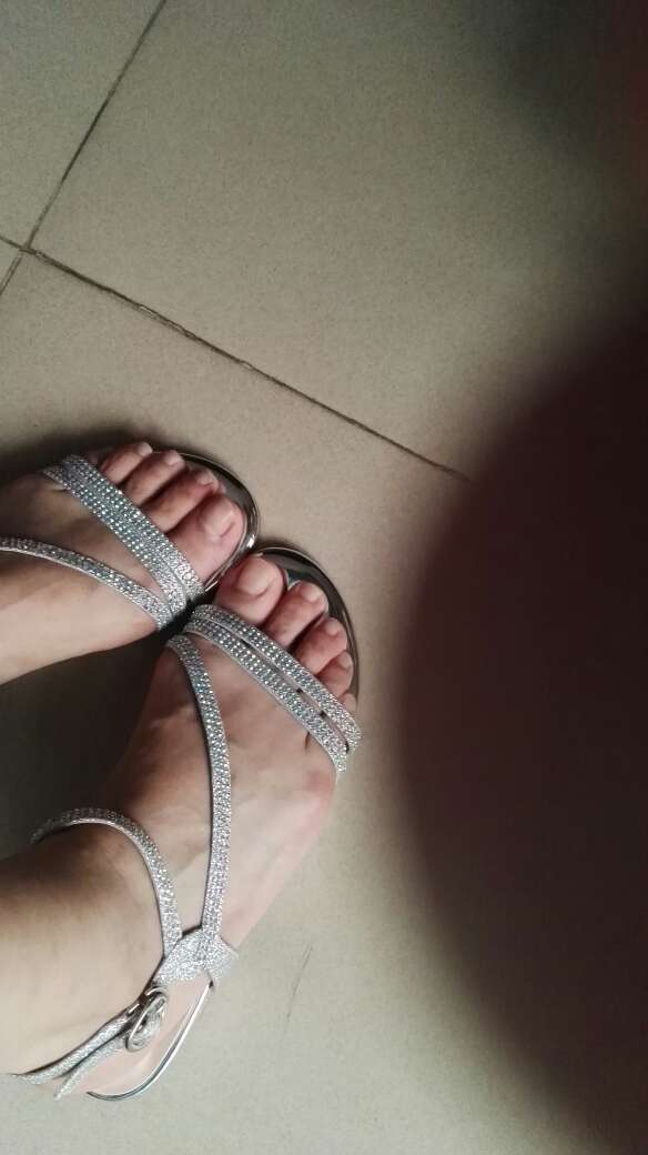 物流很快,宝贝很好,非常满意,就适合我这样宽脚掌的人穿,非常喜欢,以后还会光顾的!!!