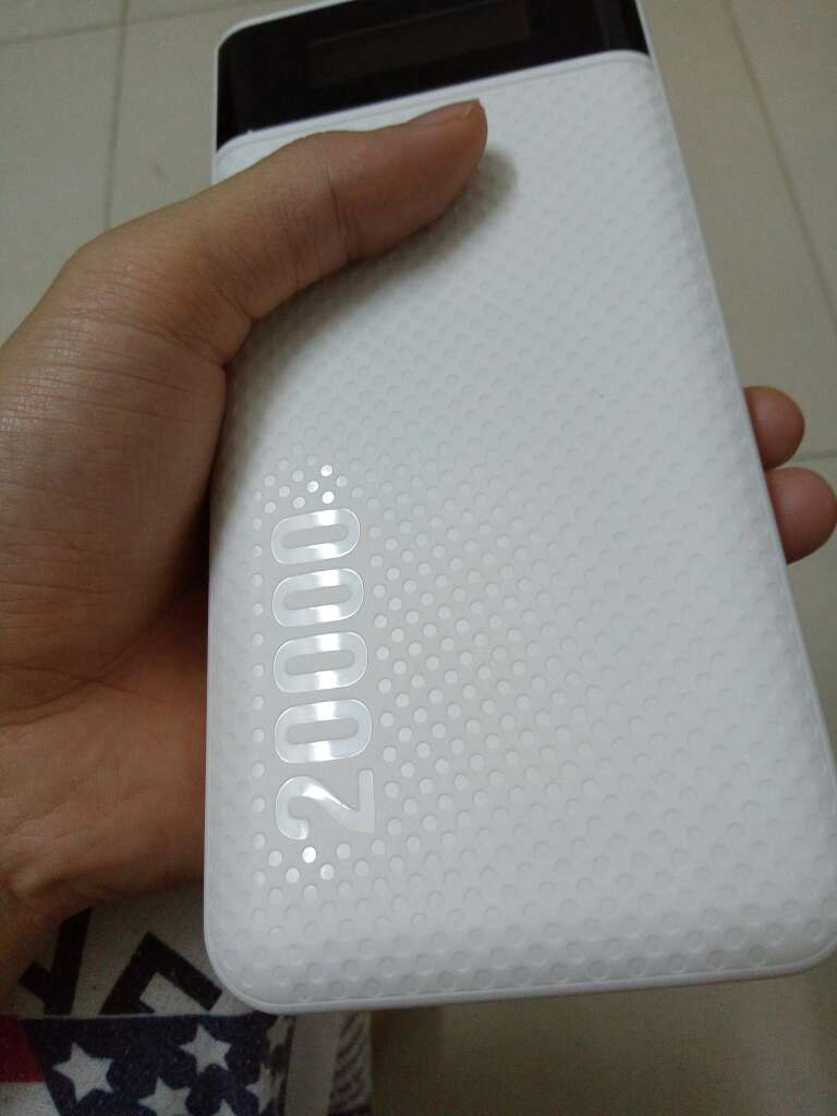 喜欢这外观!刚拿到时候觉得有点大,用了两天就觉得很适合了!什么手机线都能充电,不错,而且20000毫安太划算了