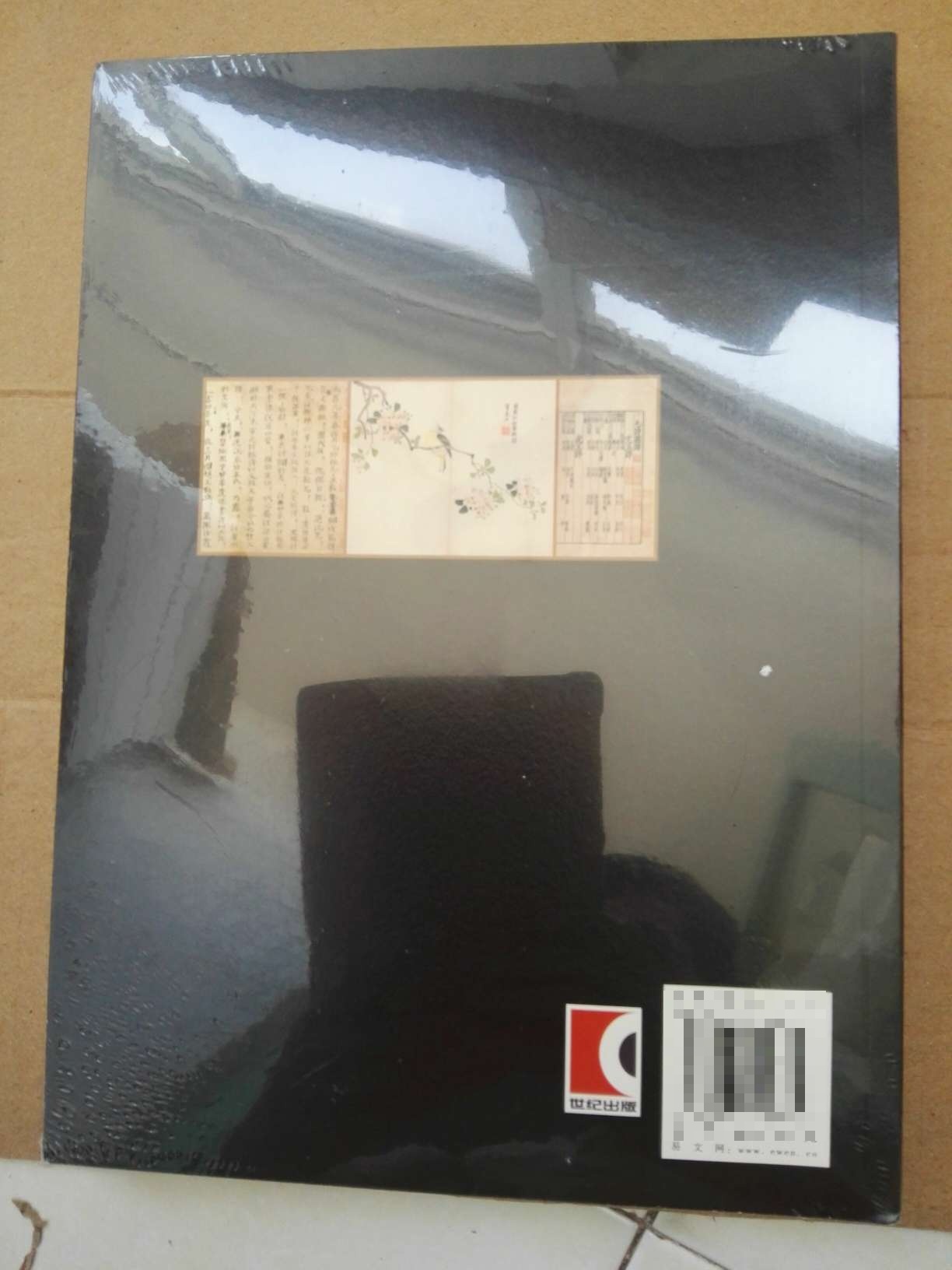 “善本”是指具有较高的历史文物性、学术资料性和艺术代表性的古代珍贵书籍。国家图书馆藏善本古籍30万册,继承了南宋以来历代皇家珍藏,以及明清以来众多名家私藏。在善本古籍卷中,作者以通俗的语言讲述司马光《资治通鉴》手稿,我国第一部纪传体通史《史记》的不同版本,堪称谱牒双璧的宋代皇族谱牒——宋内府抄本《仙源类谱》和《宗藩庆系录》,荣登世界记忆遗产的元胡氏古林书堂刻本《黄帝内经素问》,在中国印刷史上堪称里程碑的明万历程氏滋兰堂彩色套印本《程氏墨苑》,明崇祯“饾版”和“拱花”技术印制的《十竹斋画谱》《十竹斋笺谱》。也从宋代四大刻书中心的角度,选取浙刻“无上神品”世彩堂《韩柳集》、蜀刻唐人集零本、建刻绝品黄善夫本《史记》、江西周必大刻本,以及各个时期的写刻精品。其中还有不少是存世孤本。国图引以为豪的四大专藏除“敦煌遗书”另卷介绍外,《赵城金藏》《永乐大典》《四库全书》也在这里做了介绍。