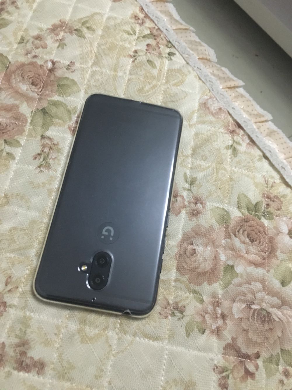 手机还可以,感觉用的时间长会发烫,主要是分期买无压力就买了。