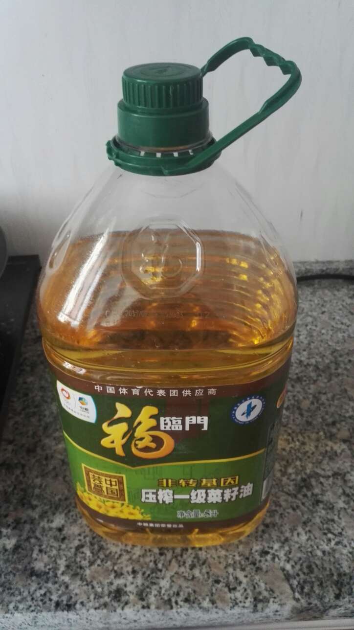 味道还可以,颜色好像不如经常买的菜籽油那么深,还行,赞一个!