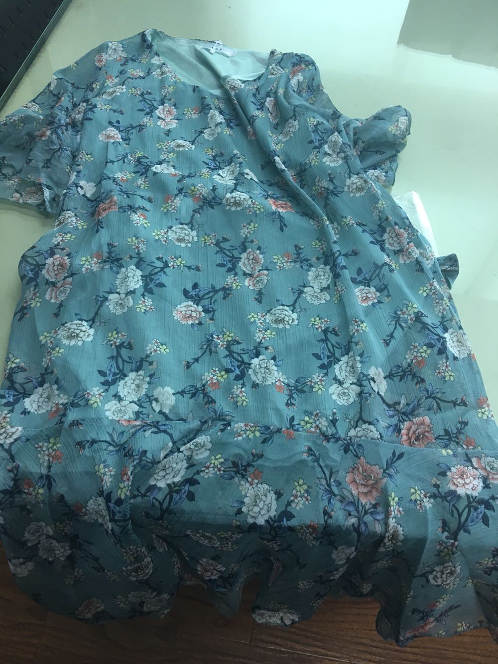 颜色不属,质量…以后再也不在网上买衣服了。