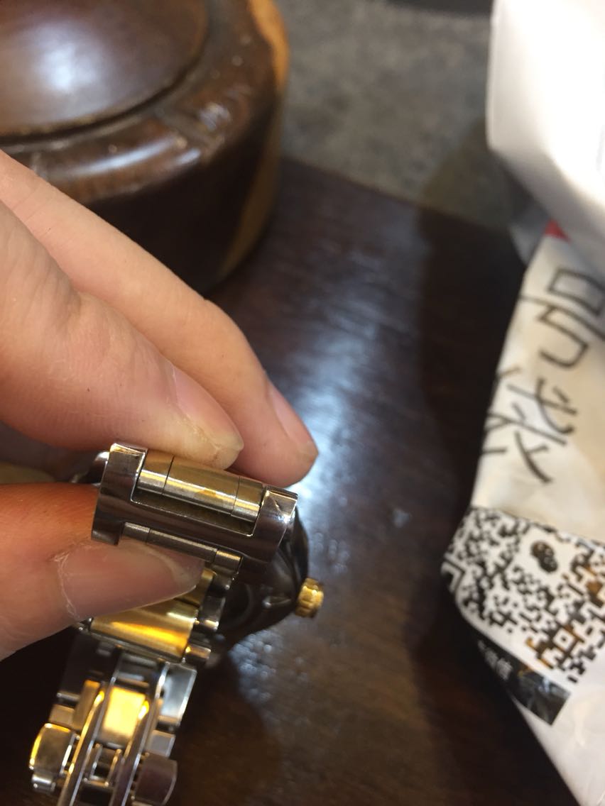 这个手表总体设计来讲还是比较大气,只是做工非常不够精细!金黄色的油漆涂抹到了边缘!以下图片为证!