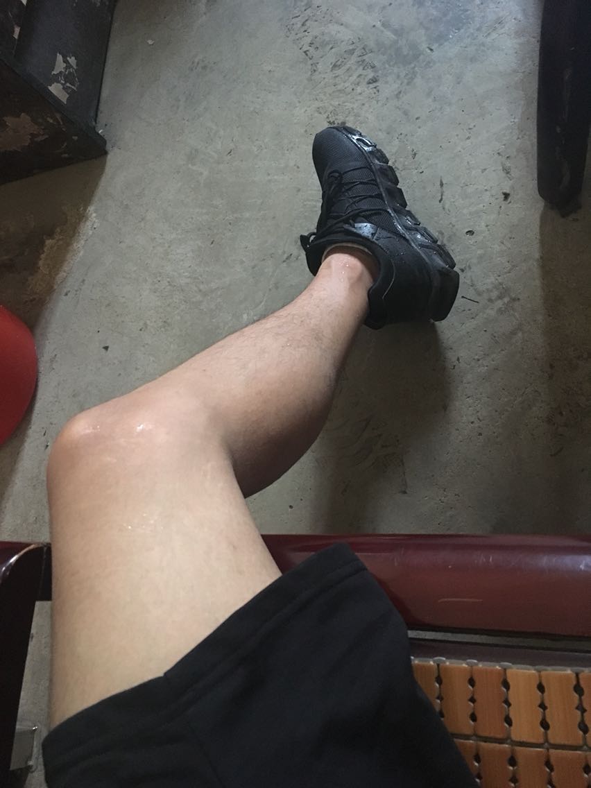 鞋子挺结实的,款式很酷。