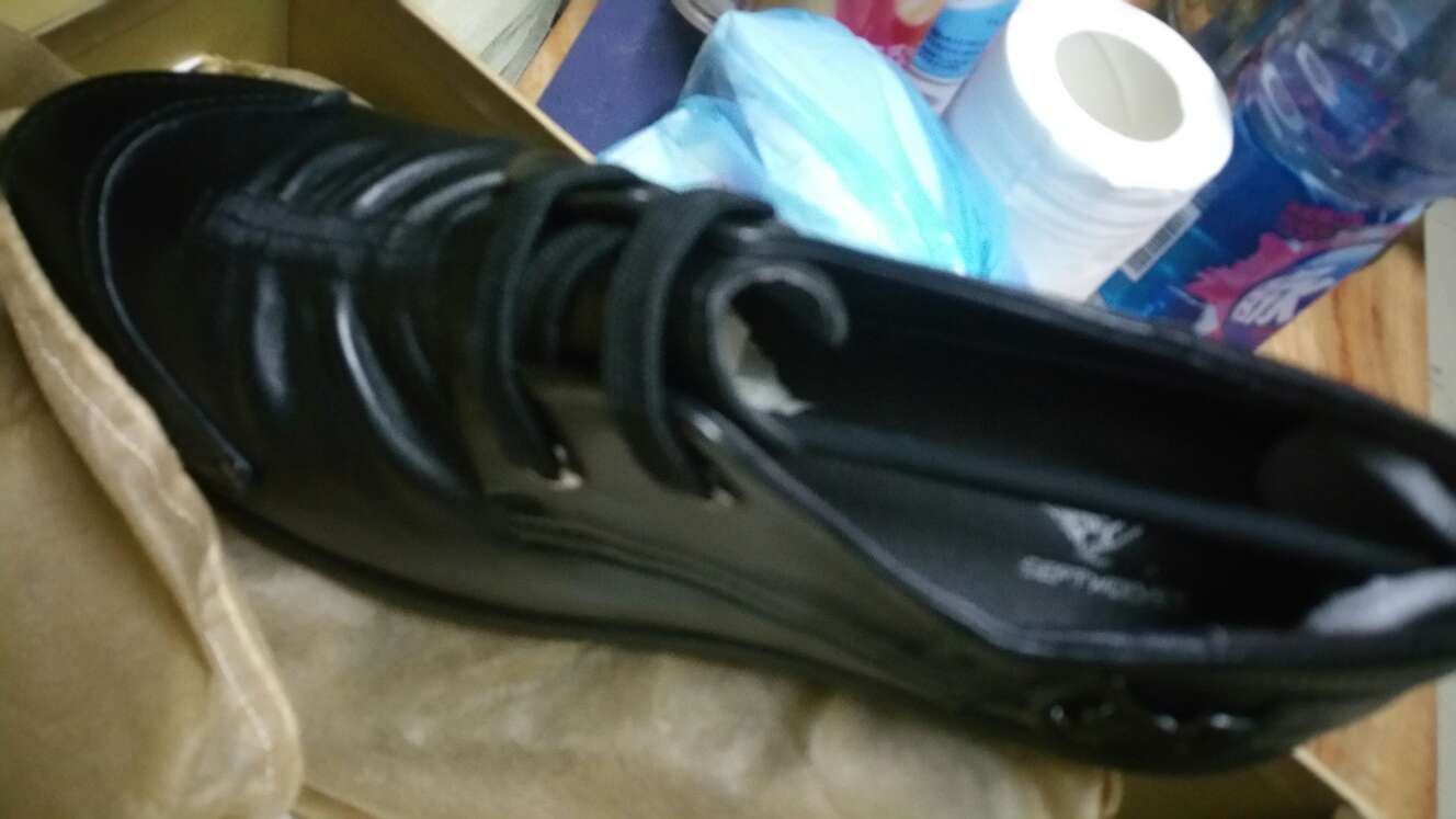 鞋子穿着舒服,尺码准,鞋底设计很好,穿在脚上非常漂亮。