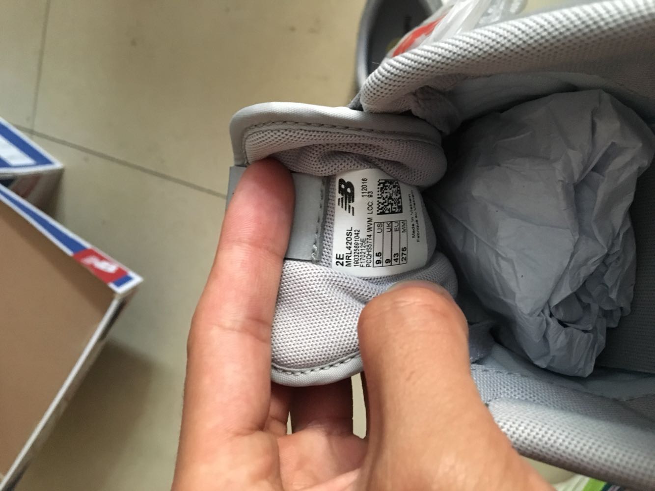 考虑再三还是把他留下了!夏季穿有点小热,不过我是6.18为秋冬囤货的。图片看着线条很好,但上脚略显臃肿,鞋带系紧感觉能好些,第一人称看自己穿效果一般,但侧面感觉不错,毕竟鞋子是穿给别人看的,舒适留给自己。也没去贴吧虎扑什么的验证真伪,因为很信任自营,希望别让我失望!