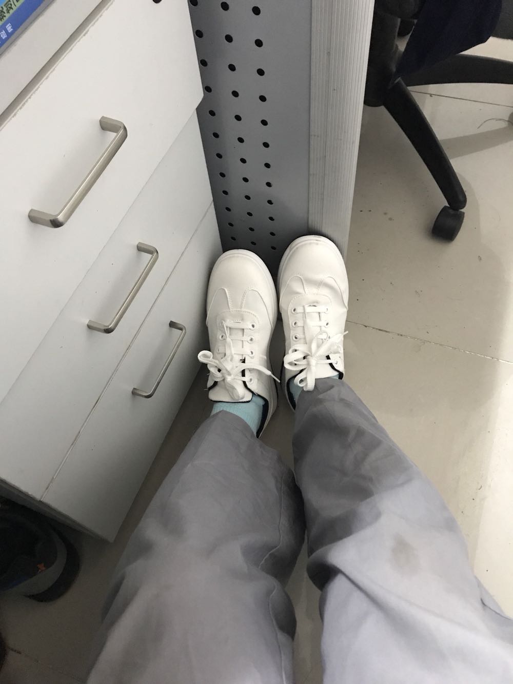 鞋了不错 穿在脚挺舒服的