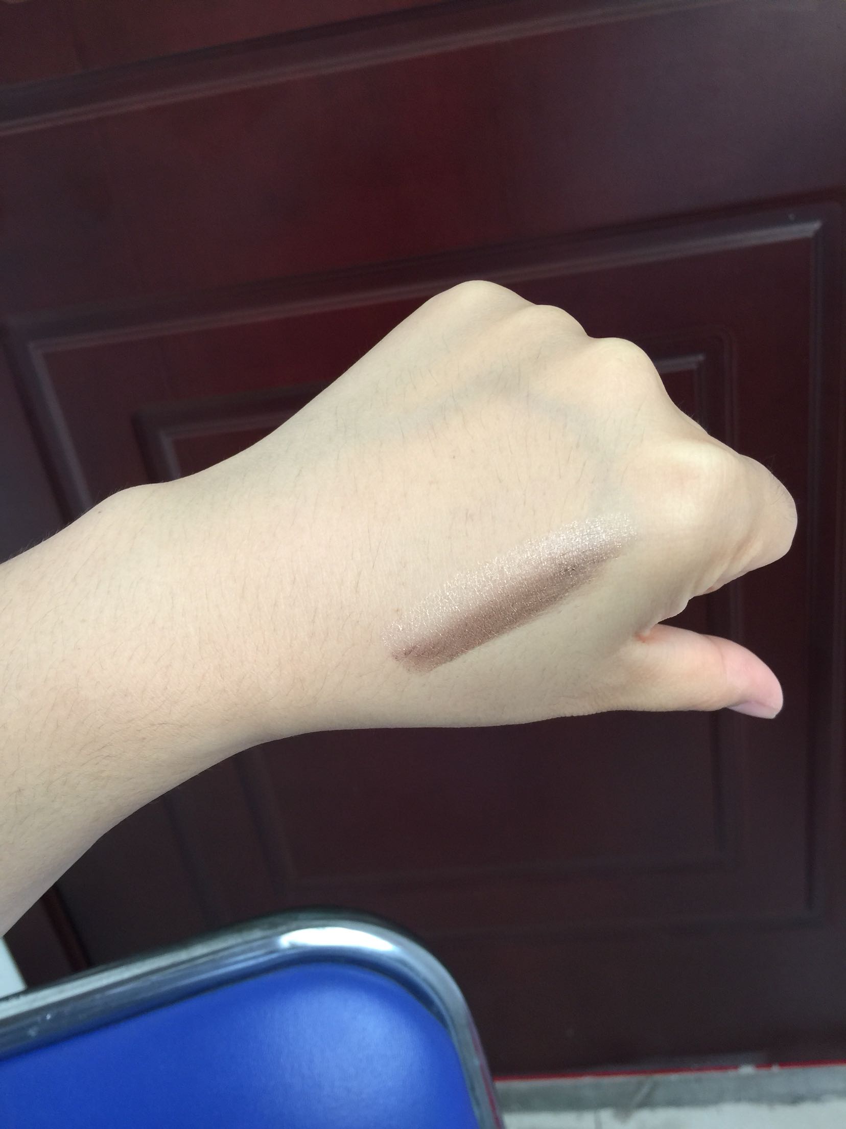 一直买兰芝家的东西,这个确实很一般,深色不太显色,浅色部分又太亮!不过赠品很给力!