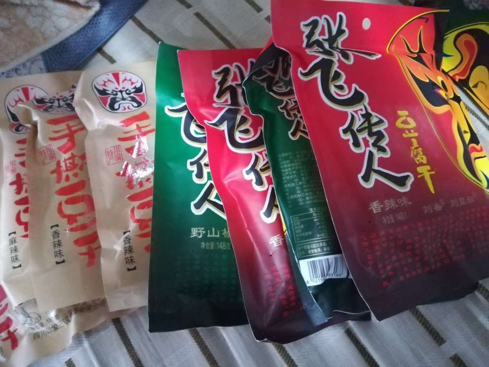 物流快,份量足,一次性买了九袋,味道尝了一下挺不错的,生产日期4月很新鲜!