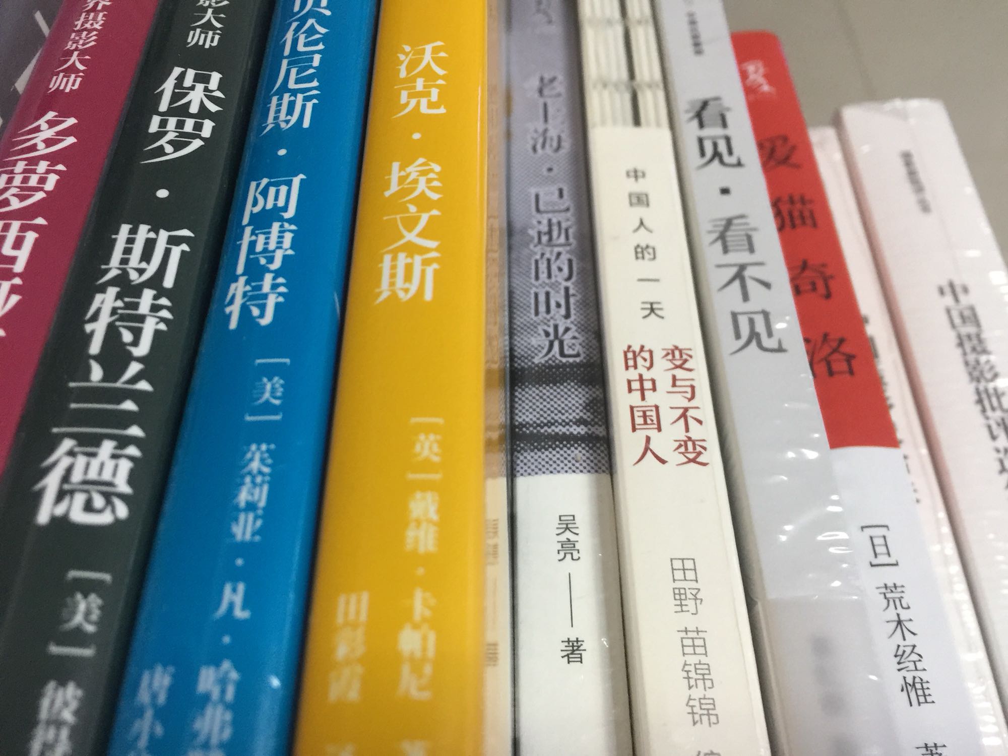 生平第一次赶在“618”满减活动期间购书,很划算!不能说过去这些年从购书就亏了,起码这次没少省钱,这些年没白信任和支持。我信任购书,一是正版,二是自己的快递。早些年因为书籍的破损沒少跟快递公司生气,也因此没少跟客服提过意见和建议。现在好了,从包装到快递运输、装卸等环节都非常令人满意,有时买精装本书籍,包装箱里还有减震气囊,的细致贴心由此可见一斑。另外的快递小哥素质普遍都很高,文明礼貌,热情周到,希望能保持发扬!这次活动期间买了几批书,今天只是其中之一,先收着,慢慢欣赏品读,书籍内容的好坏待以后追评。谢谢!