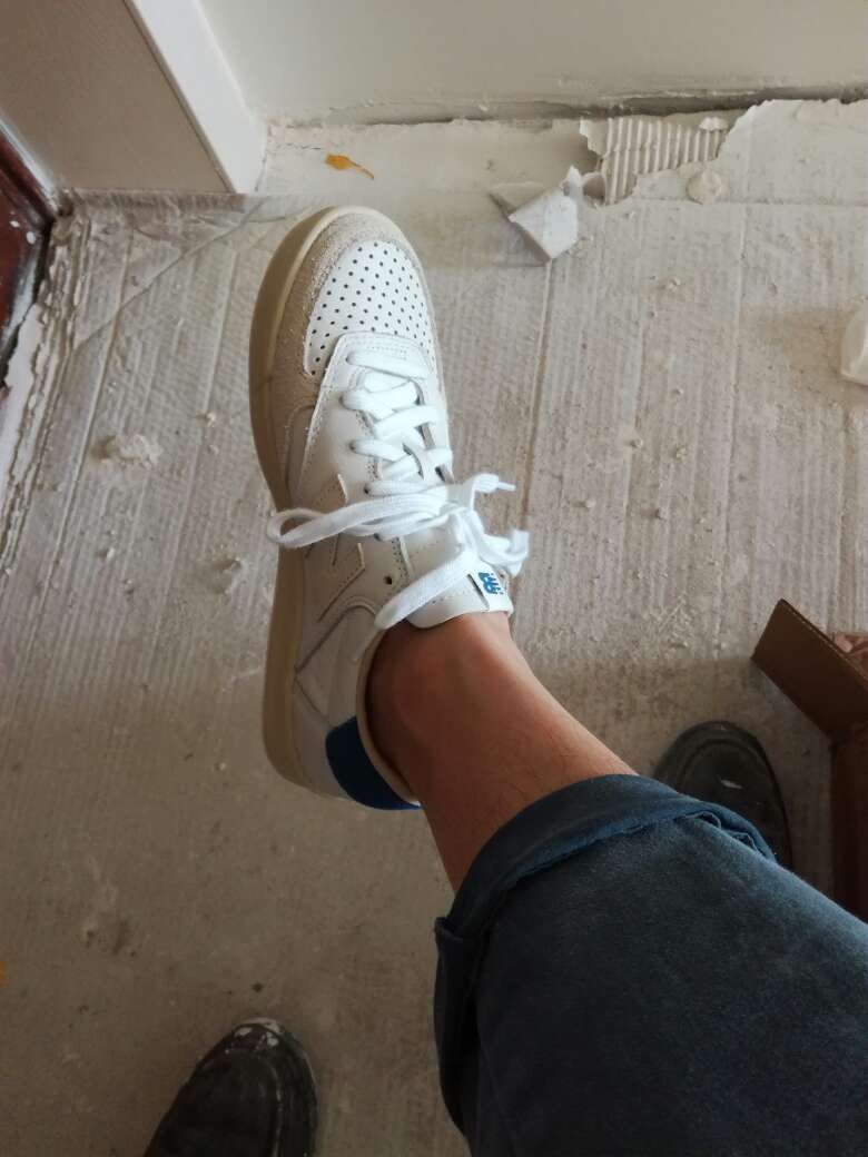 还行吧,脚宽的一定要选择大半码,同等尺码的nb此款鞋型鞋子偏瘦。