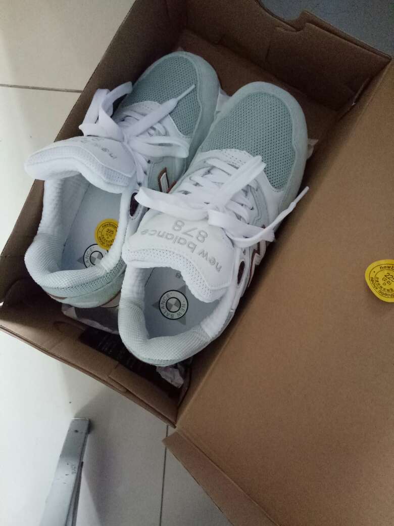 穿着很不舒服,因为鞋子中部有很强抵脚的感觉,看见那个凸凹的地方了么,没有设计好弧线,抵着十分难受,侧面做工较差,益胶,经过对比官网价格,这应该是新百伦公司授权经营,没有经过严格制作流程,严格的检查流程,不正规的新百伦品牌。建议:不买 平常买鞋子时比如耐克,阿迪达斯,最好上官网对比价格,价格差太多的,也不能说是假的,但是绝对是做工不是很好的次品(所谓网友买到问题很多的,质量差比如开裂,褪色)。