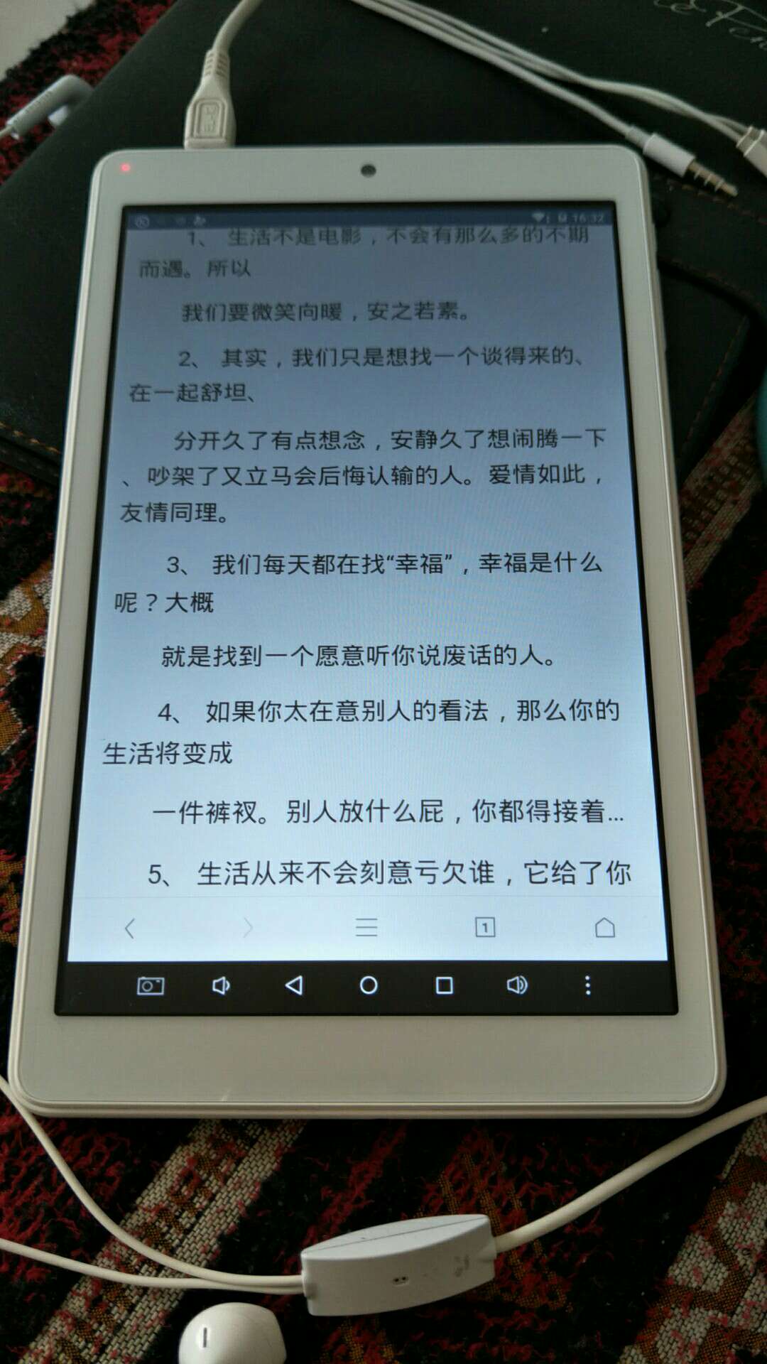 主要有一下几点1、收到货之后就开始试用了一下,但是我发现这个温度确实暖的感人,总有一种捧着一个小火炉的感觉,如果是冬天还好,但是这烈日骄阳的夏季真的快中暑了,温度绝对热的有些烫手,不信你自己试试?2、屏幕确实看起来有些发乌,不知是我的小板有问题,还是这种屏幕确实是这样?总之怎么看怎么别扭,我承认我是近视眼,但是我的眼镜也是新配的呢。3、再打开一些任务的时候,充电孔处有刺啦刺啦的电流声,虽然不是特别的大,但是一般晚上的时候尤为的明显,就好像是外星人像是在你耳边轻声细语一般。4、还好我win没有激活,其实我也是害怕遇到问题时,商家会找任何理由拒绝你,所以在这里也希望广大消费者仔细阅读商品售后的规则,毕竟并非不是每个游戏都是按套路出牌的。5、嗯……我想想还有什么补充,还有就是,支持,希望再接再厉为我们光大东迷提供更多更便捷的好产品,木嘛,嘿嘿 【正在申请退款之中,希望售后请尽快受理好么,谢谢,木嘛】