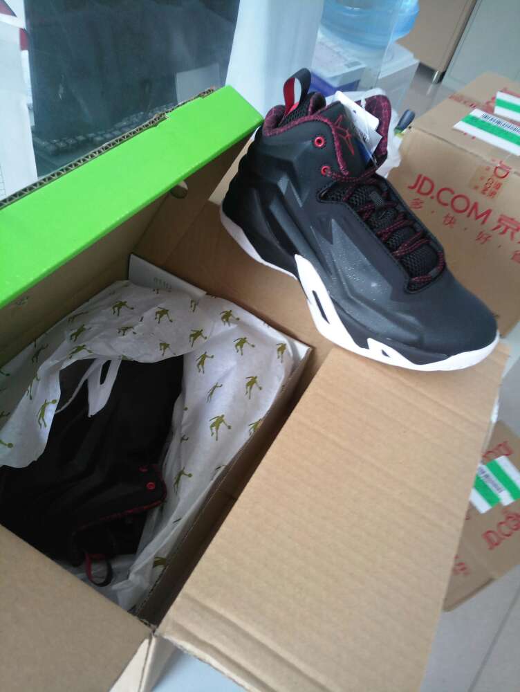 物流速度确实不错,送货员态度也很不错,篮球鞋质量还是不错嘛