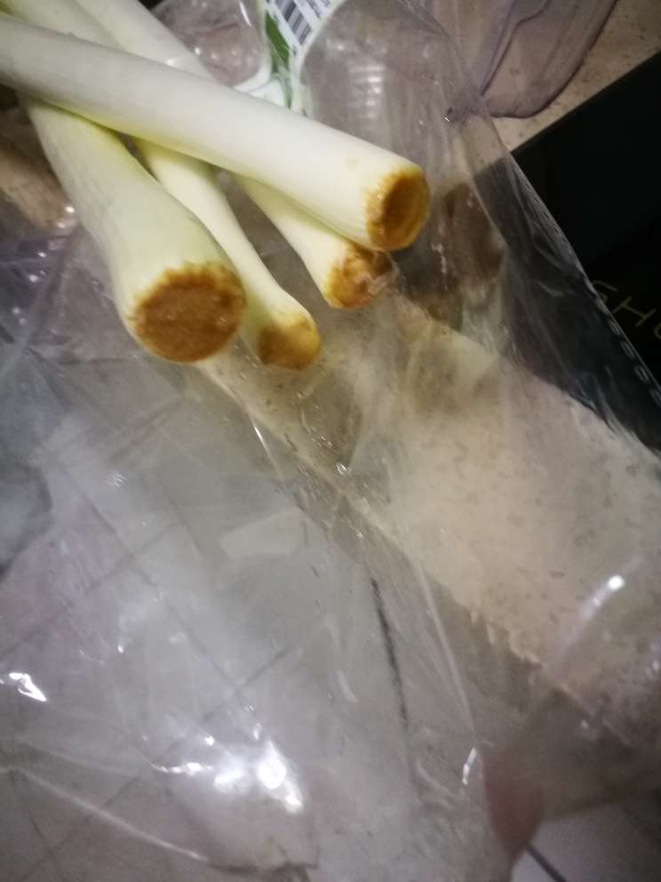 应该不会在买菜了,四根葱底部全是发黏的