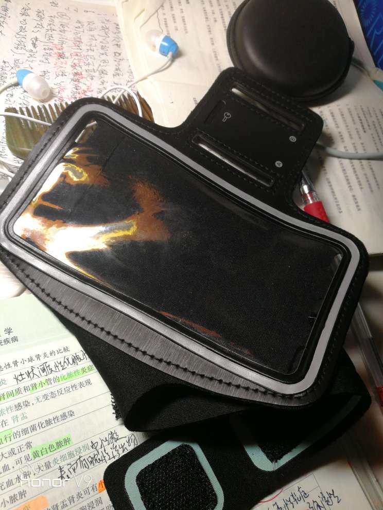 应该很透气,不然,怎么汗水怎么能都进去,然后手机湿了。。。算了,能用就行,5.7寸和5寸的手机都能用,图为五寸,不过耳机孔设计太垃、圾,刚刚好卡在中间,唉。。。