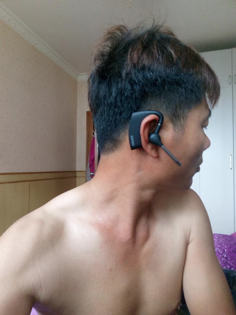 刚到的货,戴着很舒服,音质也不错,就是不知道电量怎么样,很棒,喜欢!