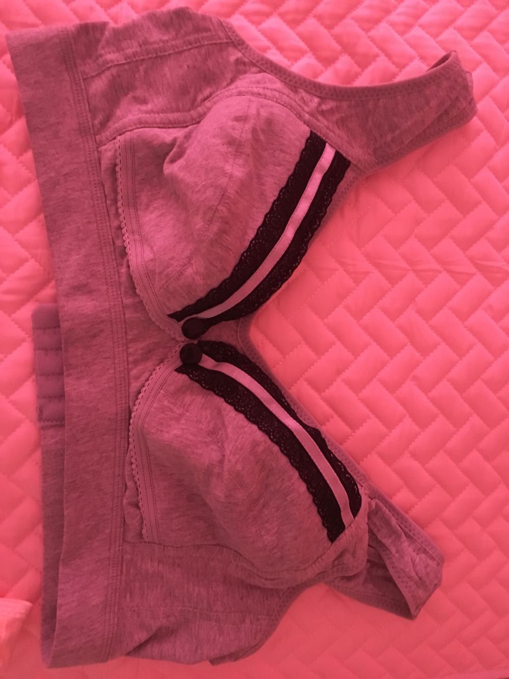 存棉材质,带着很舒服,夏天用有点热,秋季和冬季用会很不错