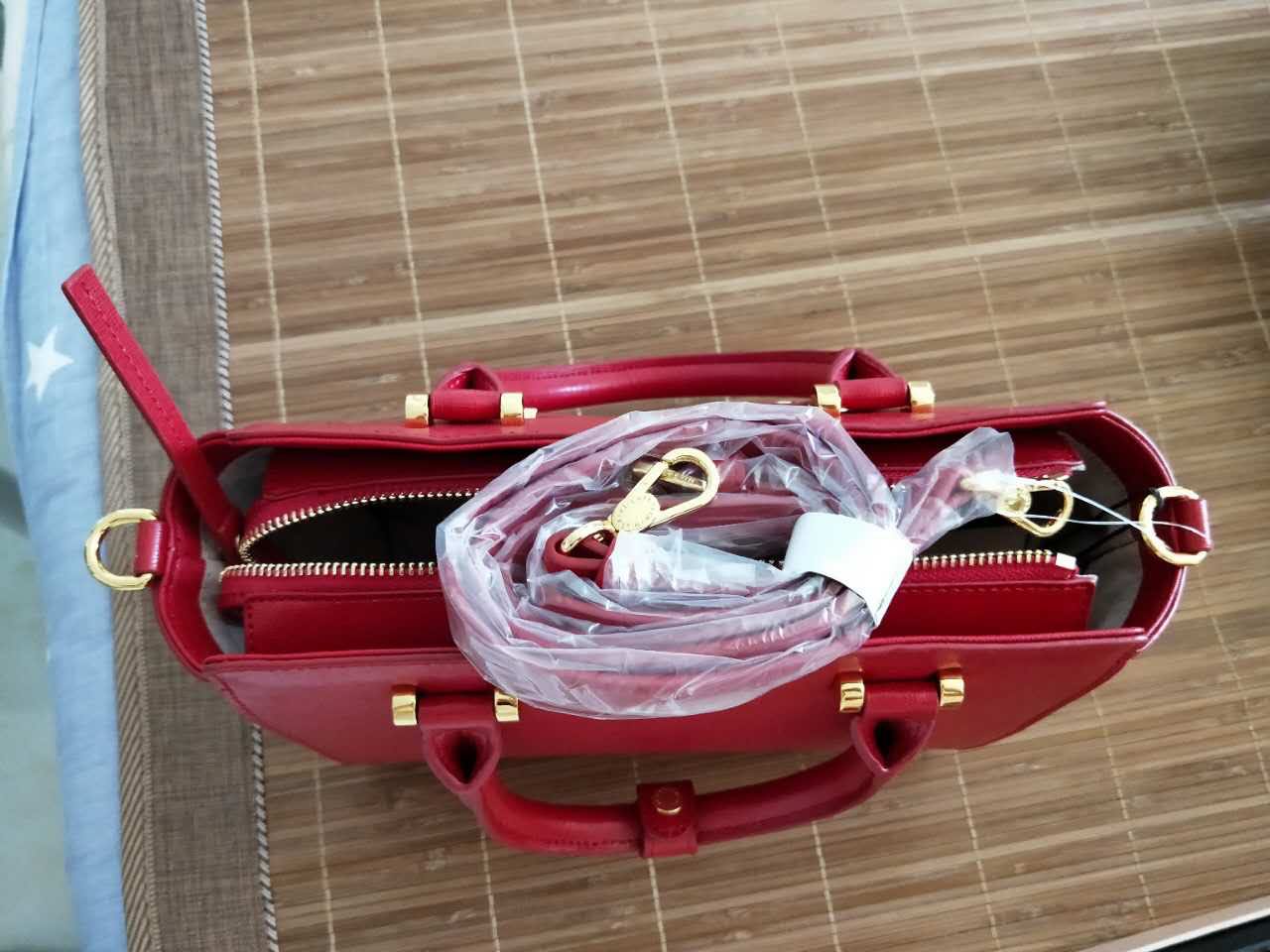 包包收到了,很漂亮,没有想象的那么大,物流很快,很好