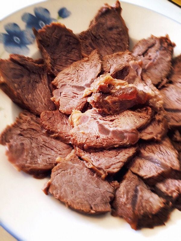 腱子肉和牛腩,真心没想到竟然能够这么大块?一般印象中品质极好的牛肉这种价格都会很小一块的,不得不夸赞良心店铺。在家让老爸做的卤牛肉,不知道是真的肉质太好了还是老爸厨艺突飞猛进了,确实挺好吃。这次没选错,下次试试牛腩如何。