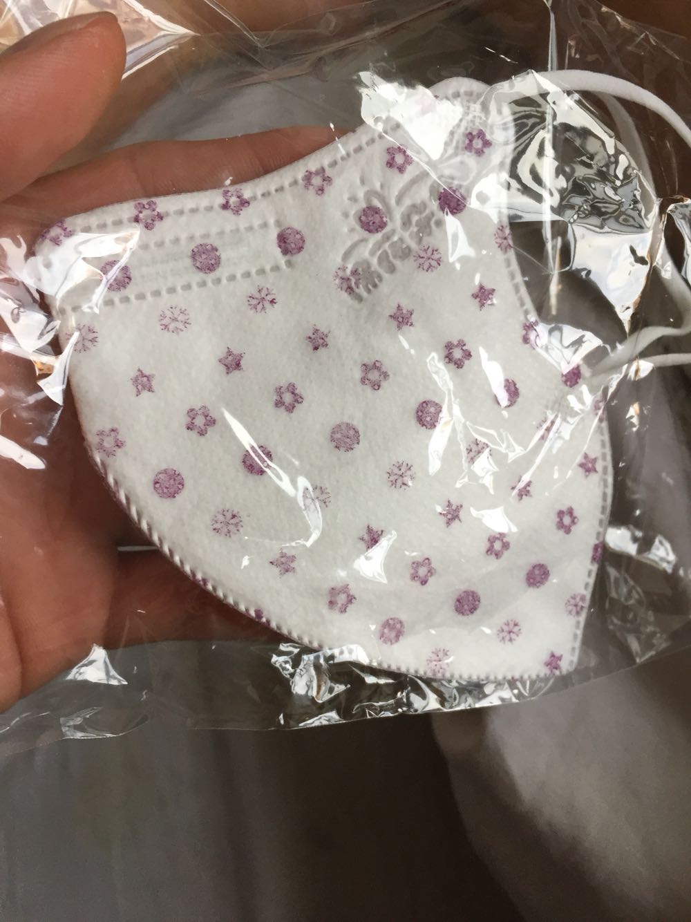 东西收到.女儿很喜欢带、口罩质量非常不错,,非常值得推荐的别人够买、下次一定带买这家的口罩8个装、本人一直都在商城网购