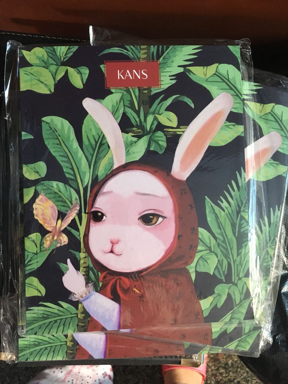 有一厘米那么厚,白色的内页,挺厚实