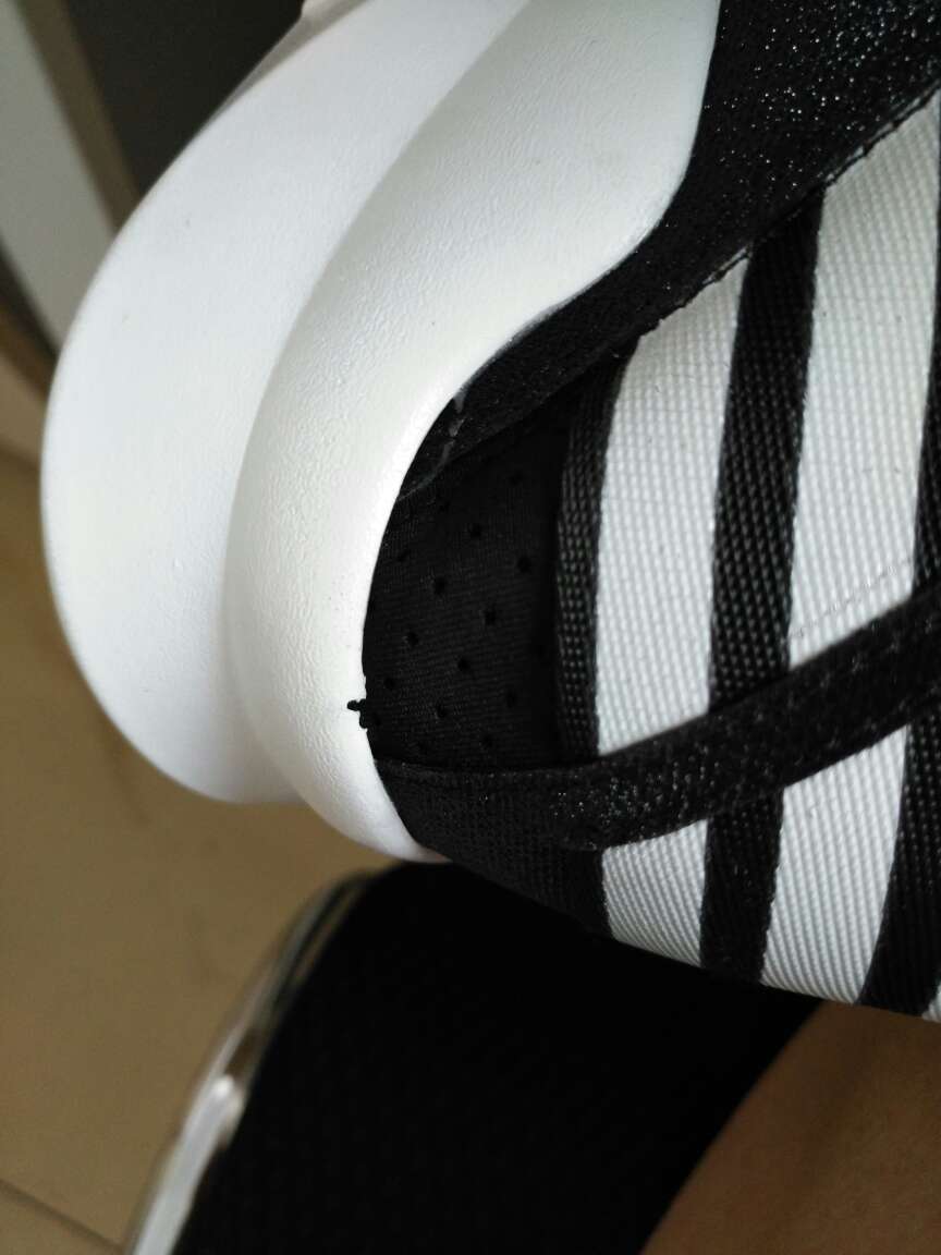 鞋还是挺好看,就是做工不行,谁也不想买到有瑕疵的东西,何况**同款还便宜*,看中的就是的质量,这次有点小失望