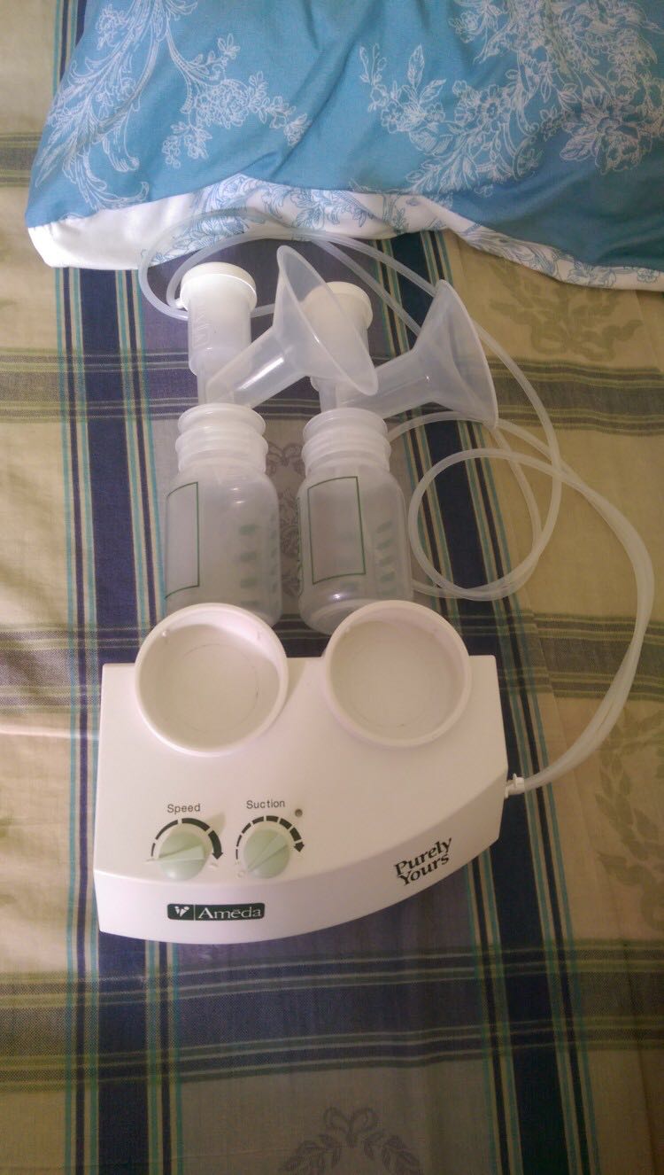 网上对比过好多妈妈的帖子,都推荐这款吸奶器,我相信它是背奶妈妈的不二选择。我主要看中它是双边电动,可以很快完成吸奶,并且可以通过插电或者装电池来发电(这个功能听说很有用),附送的免托胸衣还可以彻底解放双手(市面买一个都不便宜呢)。我曾经比较过***的套餐,这个价钱只能买到单边电动的,看来我买这个是正确的~