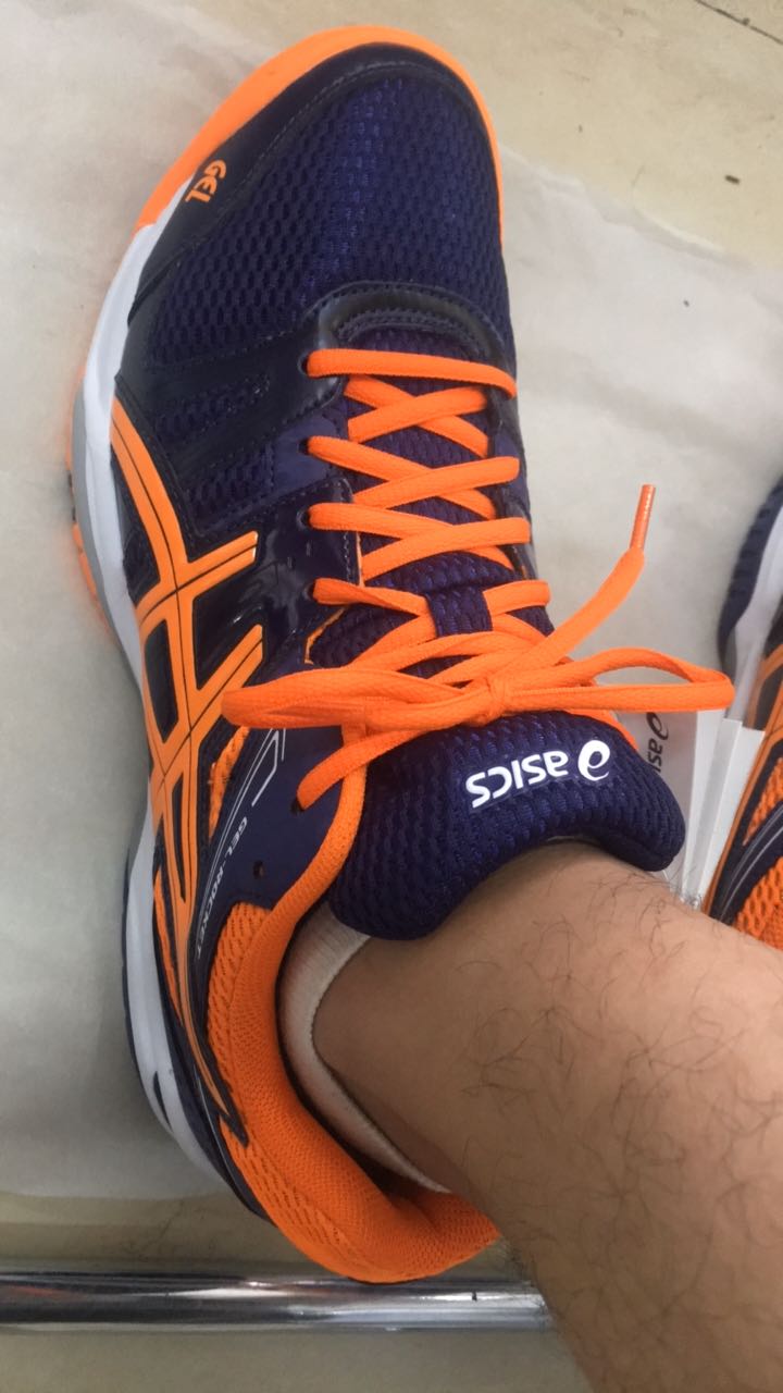 非常棒的一双鞋,穿起来打羽毛球很舒服,只是谁见了都说丑……