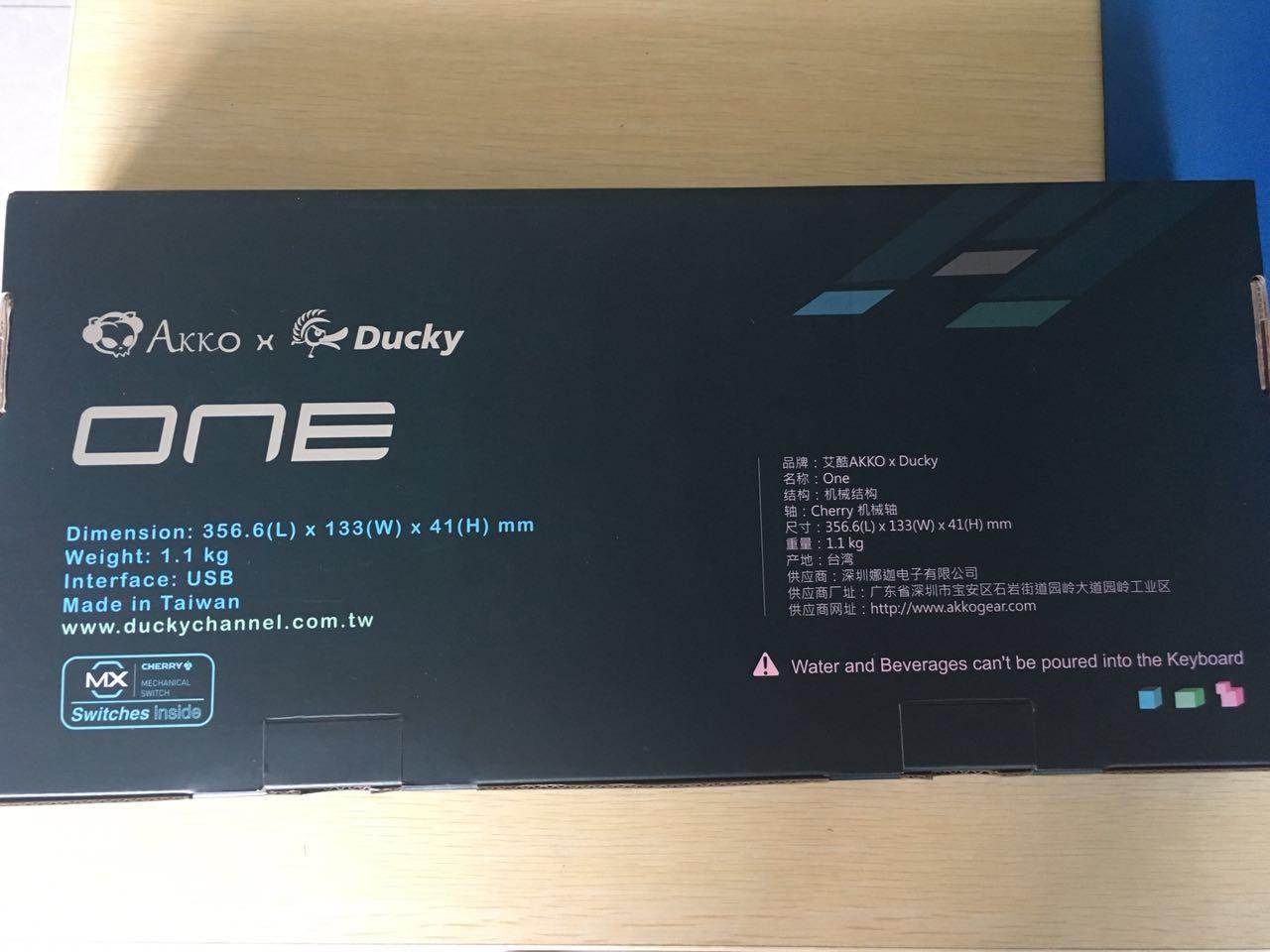 第二把Cherry红轴,87键窄边框加复古灰蓝,外观很赞;包装很朴素,PBT键不会有油光,但是手感还是不如大F的ABS;这几年在先后买了Cherry G80黑,大F忍者青,Poker3红,黑寡妇橙,还有乱入的办公室用的2把雷柏V500;适合游戏+打字的用了这么多把还是最喜欢红轴,这把87键尺寸和外观完美符合我的要求(年龄大了不爱玩灯),刚入两个月的黑寡妇已经开始吃灰了。用一段时间会追加评论。