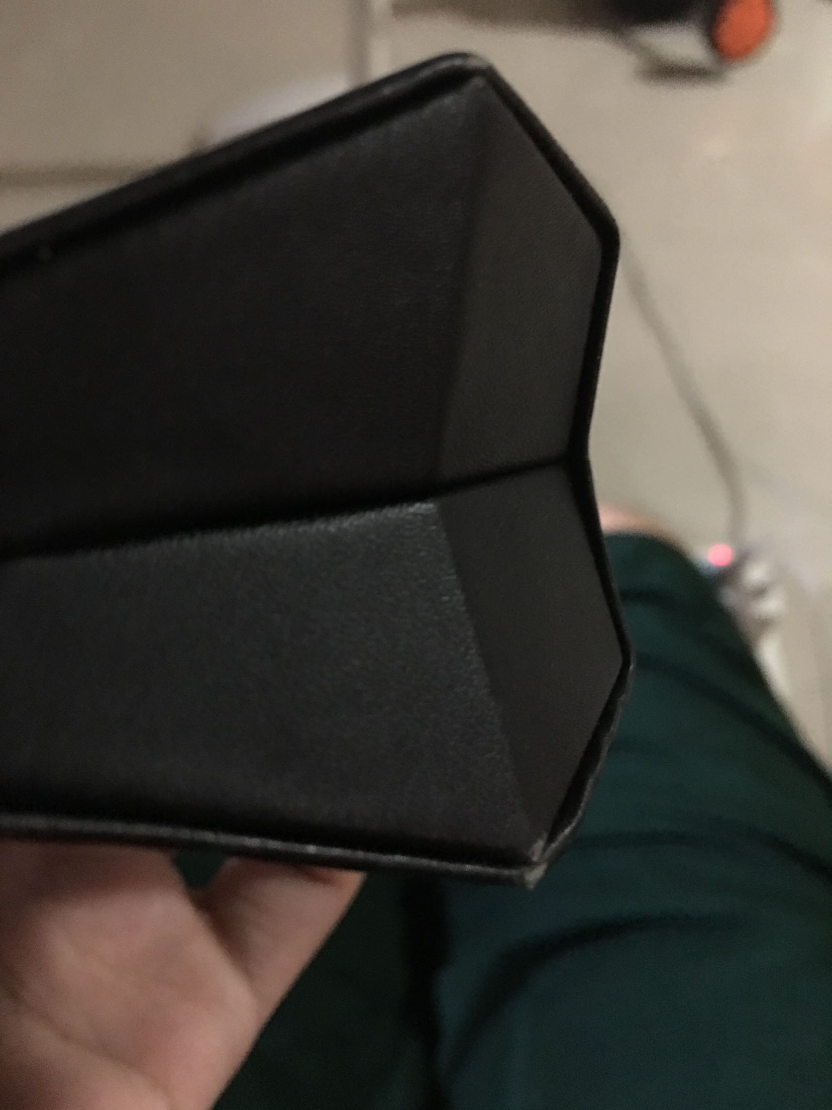 盒子和绳子可以说明 这货属于仓库至少有1年,网上查了正版有说明书?而我没有,,还有小刮花! 唉自营 质量保证 有图有真相, 还要我怎样相信?(ps之前已买过自营问题商品,没想到高级品也这样)