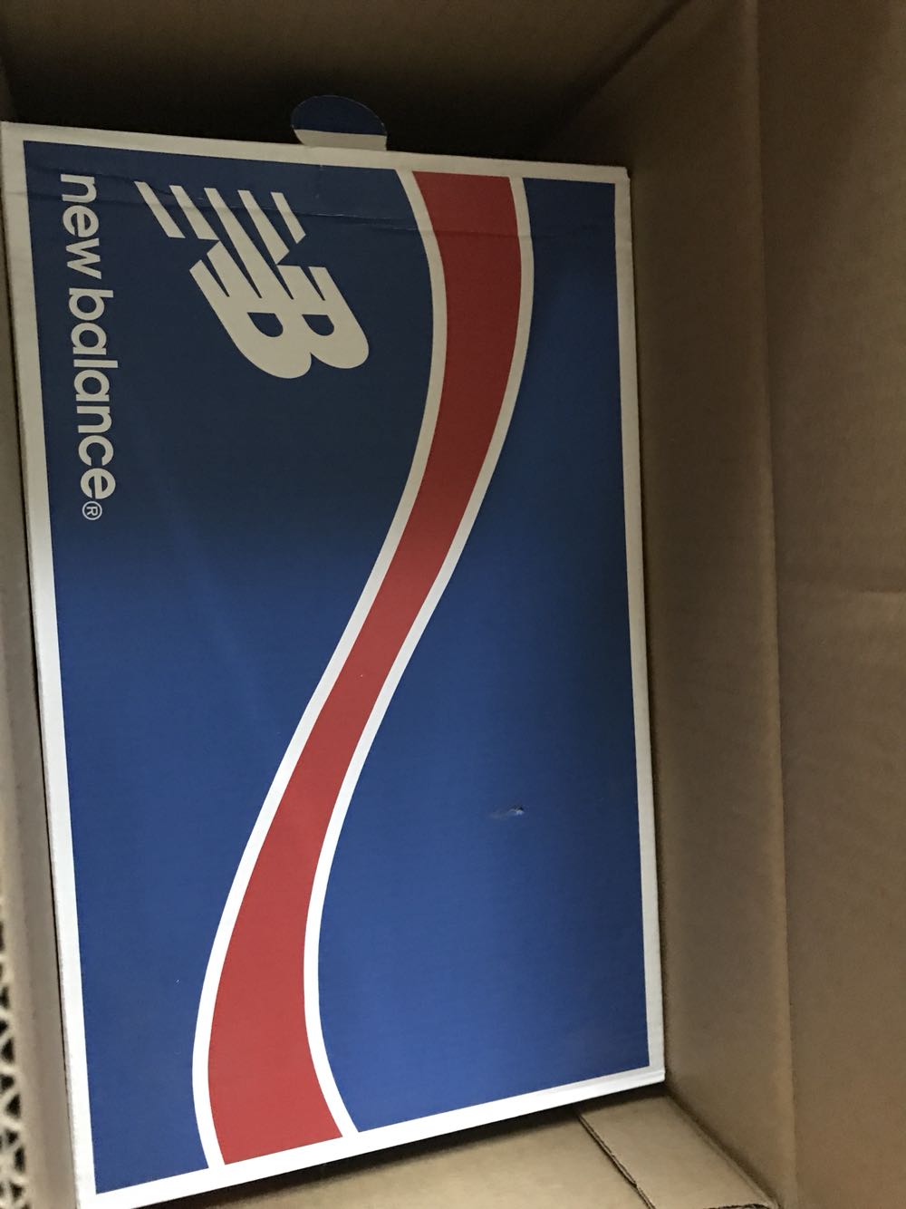 618促销活动时买入的,鞋子不错穿上显得脚小而且还很靓,前一天下单,从广州调货过来,第二天就收到货了,神速很满意。