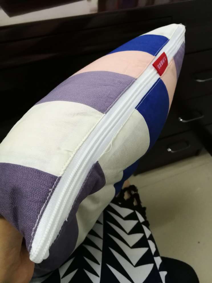 颜色有些色差,但是不影响使用。价格便宜就不苛求太多了,做工有些线头,办公室午睡够用了,但是追求品质的慎重考虑一下吧。