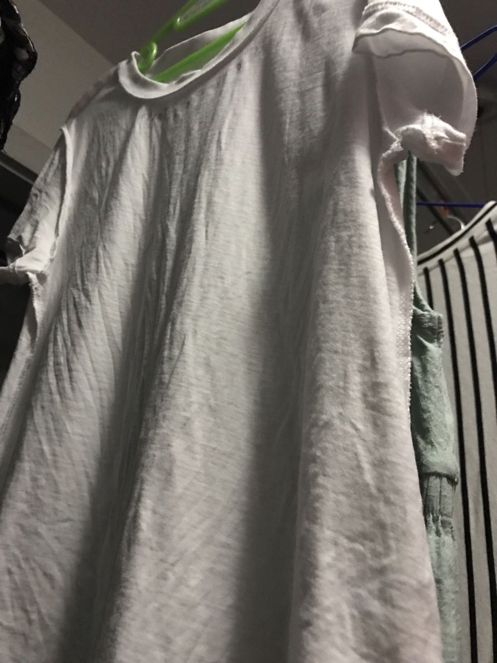白的不是很纯正,不洋气,价格不贵懒得退了