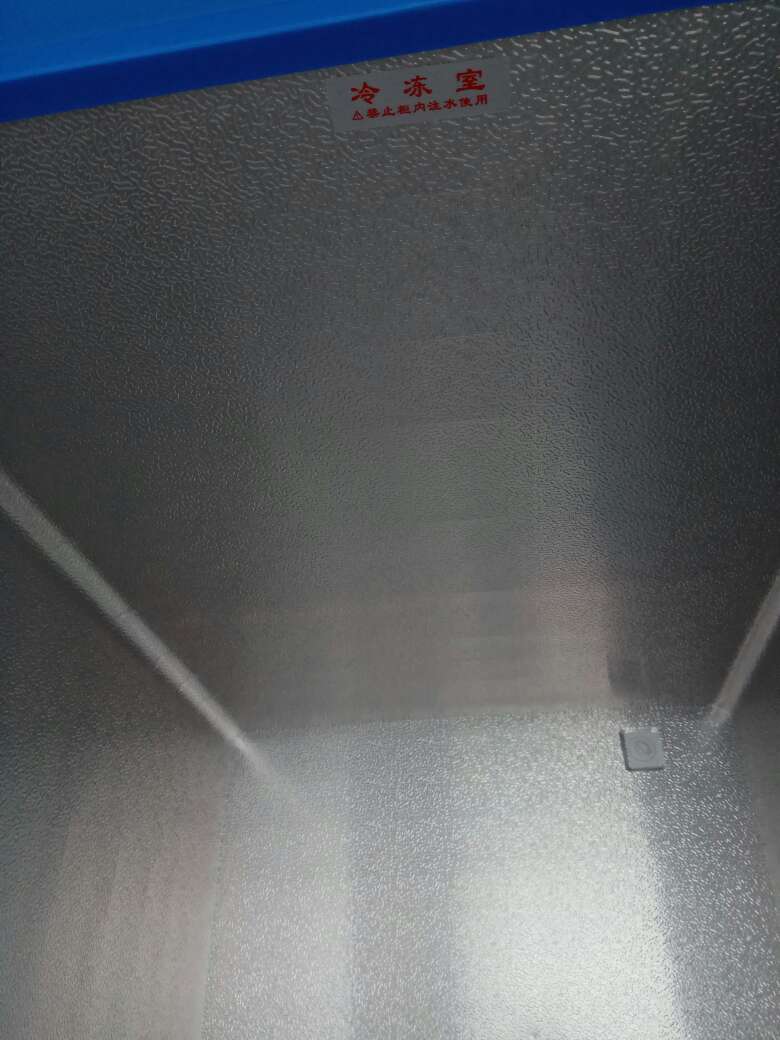 送到家,说要等几个小时在通电,女儿一直等着放冷饮试试怎么样!还不错啊!声音还没空调的大,冷冻效果不错!