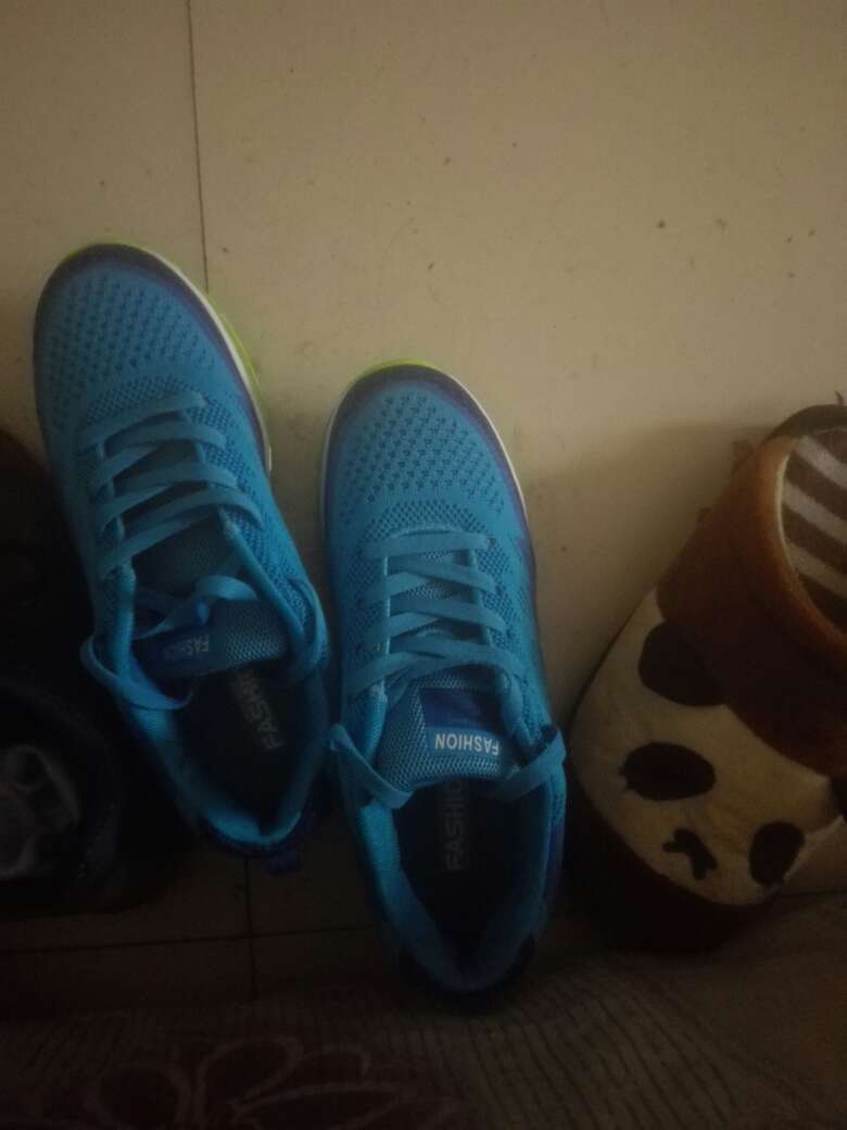 应该不会开胶吧,鞋子看起来还是很不错的,刚好有活动,价格也很合理,就是不知道穿起来会不会热,透气性要是好的话就非常完美了,希望这个夏天能有一个凉爽的脚丫吧!!!
