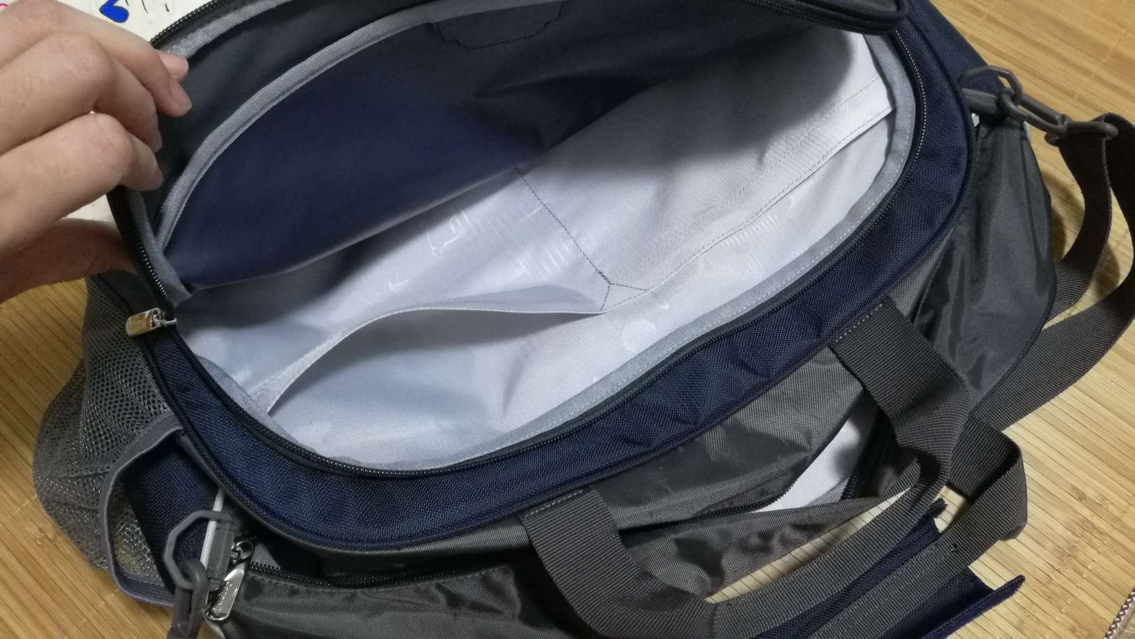 以为会很大,其实实物还可以,不是很大,也不会很小。背带没有肩垫,这个比较不好。内衬是白色的,看着舒服,不会黑不隆冬的,侧袋里还有两个分仓,方便