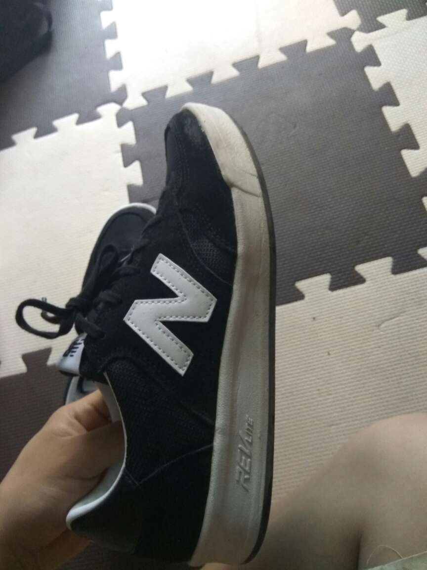 鞋子不错,穿起来很舒服,第一次穿这么贵的鞋子