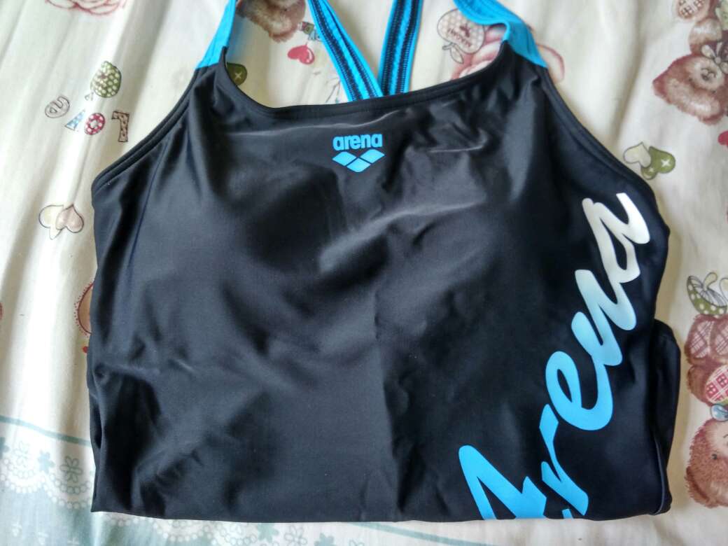 是正品,吊牌齐全,质量很好,穿着很舒服,不显肚子,下水也不兜水,很满意