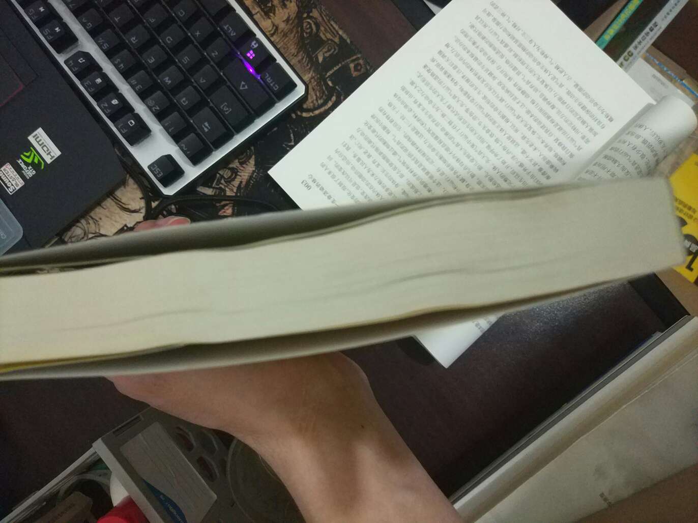 售价36元的书包装居然没有玻璃纸,书页有点皱,说明被人翻动过不止一次,像是图书馆上公用的书。封面左上角有迷之黑点,重点来了,最经典是在第125页有一个大大迷之球鞋印!!球鞋印!!!!
