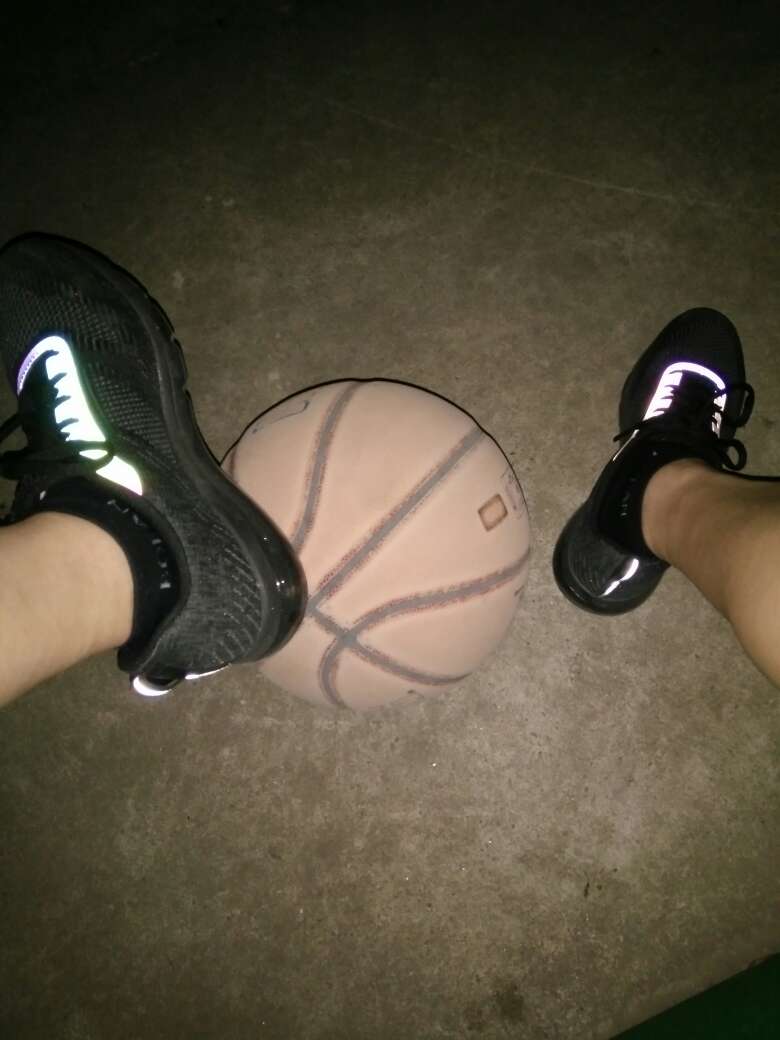 刚到穿上打了会篮球,还可以,和预期差不多,过几天在追评。