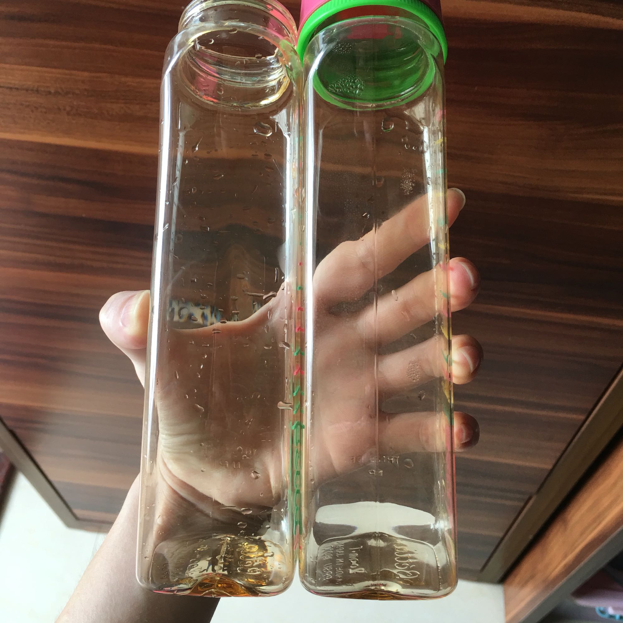 一直认为到手的奶瓶是正品,直到我让朋友在日本给我带多个回来对比不一样,日本亲带的瓶身光滑没有接缝,有,瓶身底部字体不一样,日本带的更加圆润线条粗字体居中,的明显比较幼细而且比较偏,图片左边的朋友日本带回来的。